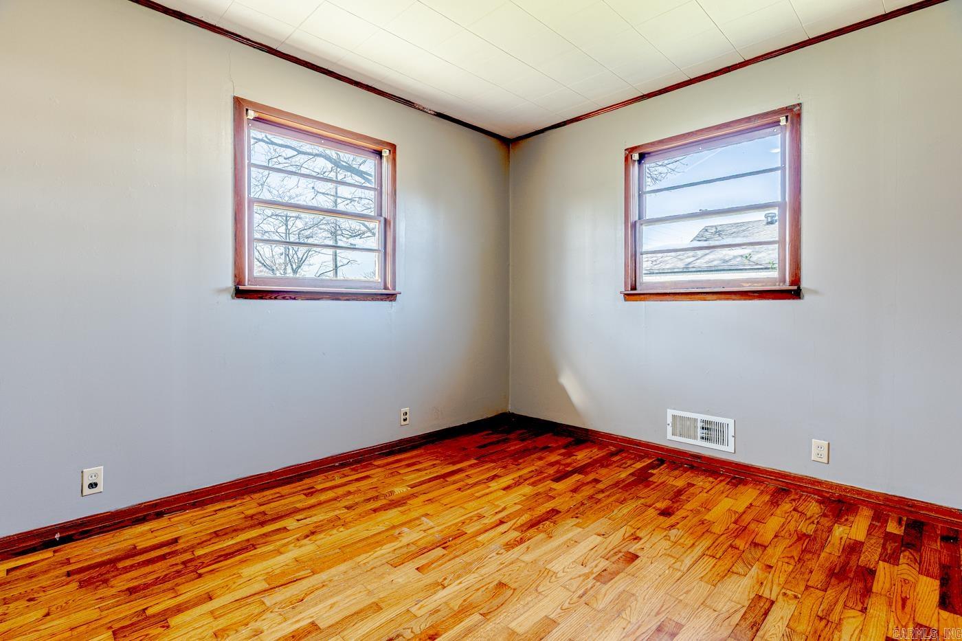 REPLAT E1/2 LOT 5 COBB & LEE - Residential