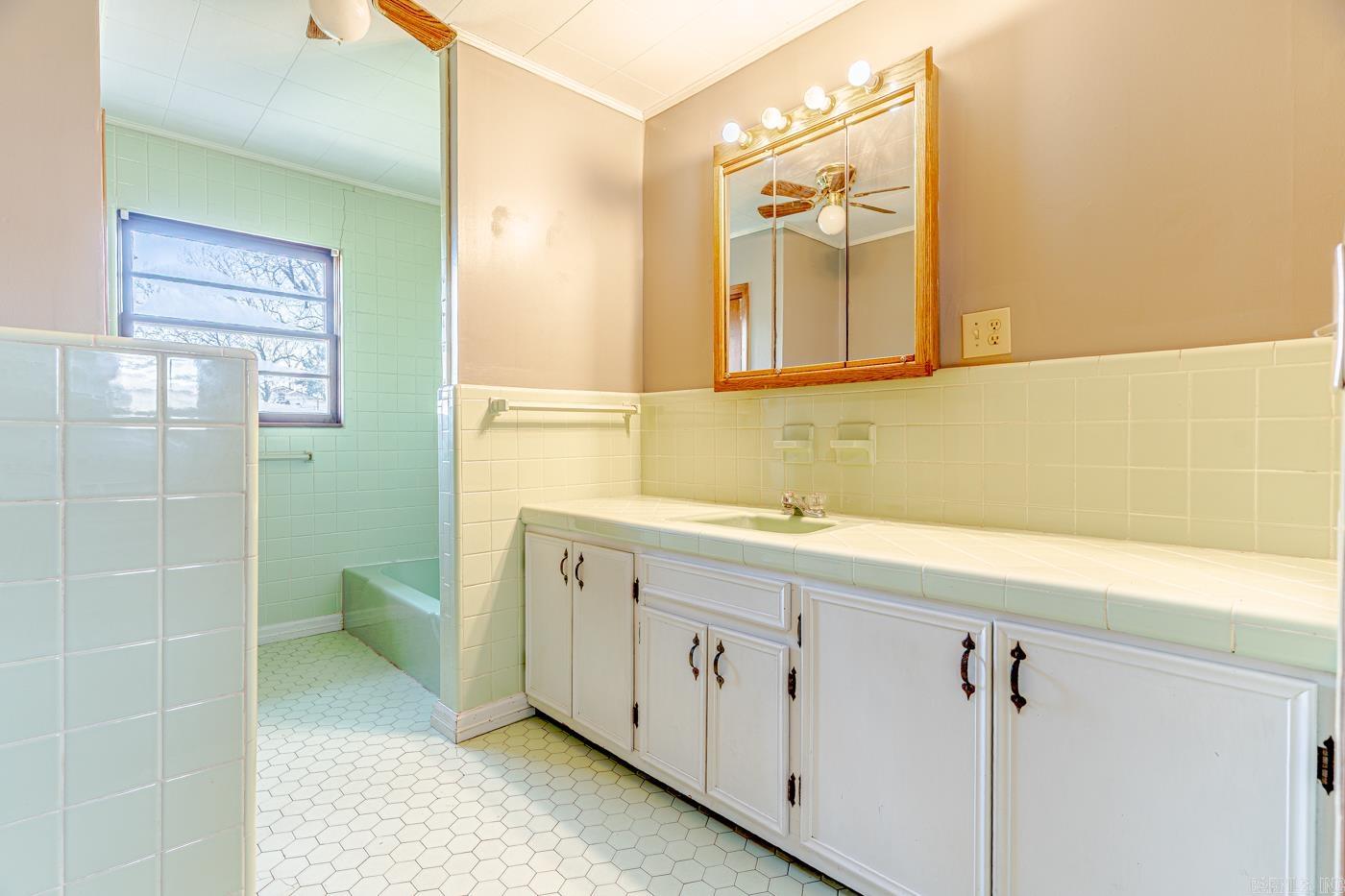 REPLAT E1/2 LOT 5 COBB & LEE - Residential