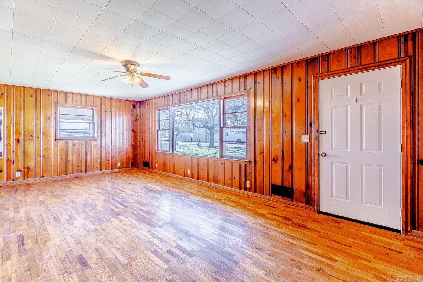 REPLAT E1/2 LOT 5 COBB & LEE - Residential