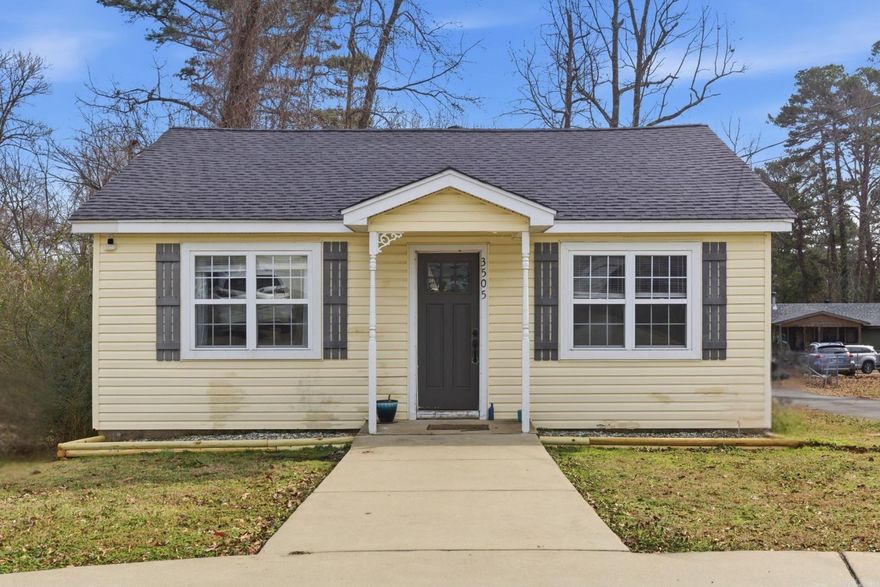 This 3-bedroom, 2-bath home offers the kind of layout buyers love — open-concept kitchen, two spacious living areas, and a dedicated dining space that makes everyday living and entertaining feel effortless. The large lot provides room to spread out, and the back deck is ready for gatherings. A concrete circle driveway adds both curb appeal and convenience. Easy access to I-30 means you’re just minutes from Benton, Bryant, Little Rock, and Hot Springs.
