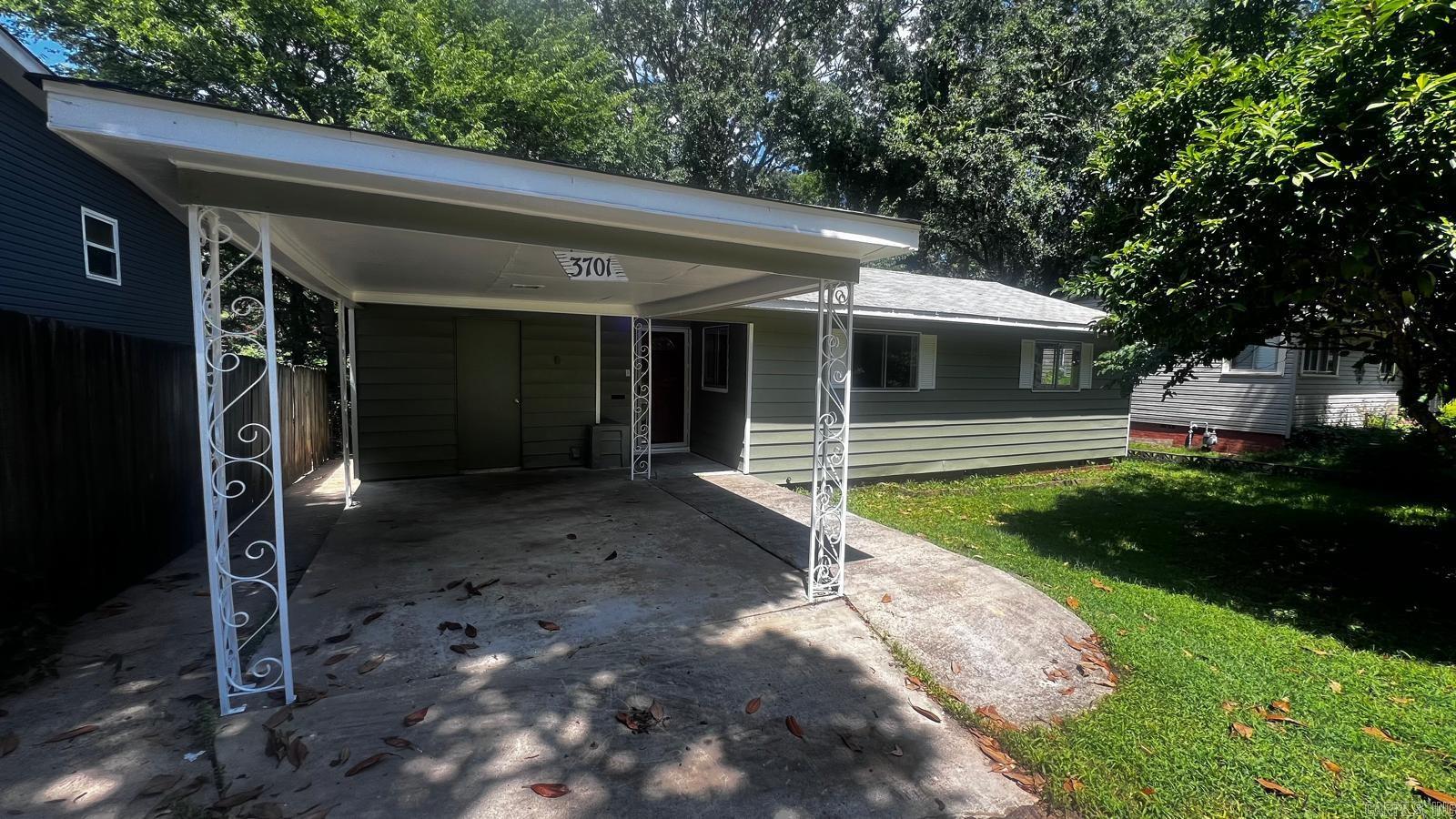 Charming 3BR/1BA in prime NLR location! Huge fenced backyard with double gate, new hot water tank (2022), central AC—move-in ready and priced to sell! Minutes away from NLR Downtown Argenta and homes location neighbors the Park Hill historic district.