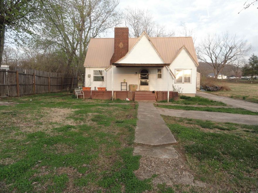 3 bed 1 bath 1,732 square foot Fixer-Upper with metal roof and ½ acre lot M/L in Marshall, AR. This property has been used as a rental up until recently. Older detached garage and a large yard. With some TLC and a few repairs, it could be used as a rental again. Owner financing available. Contact Listing Agent for details.