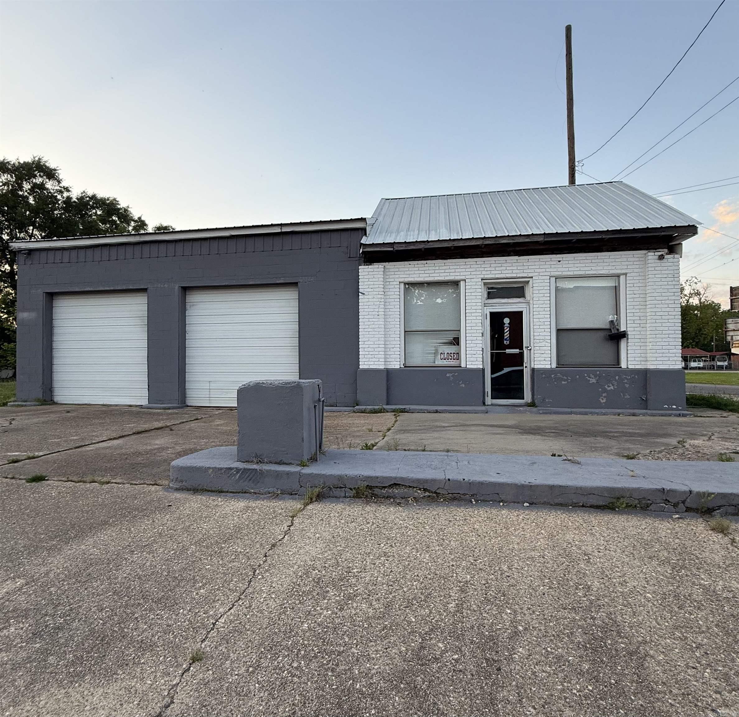 This flexible commercial building is located in a high-traffic area. Previously used as a barbershop and formerly operated as a tire shop, this property offers flexible space suitable for various business types. Great investment opportunity! Please call/text for an appointment today!