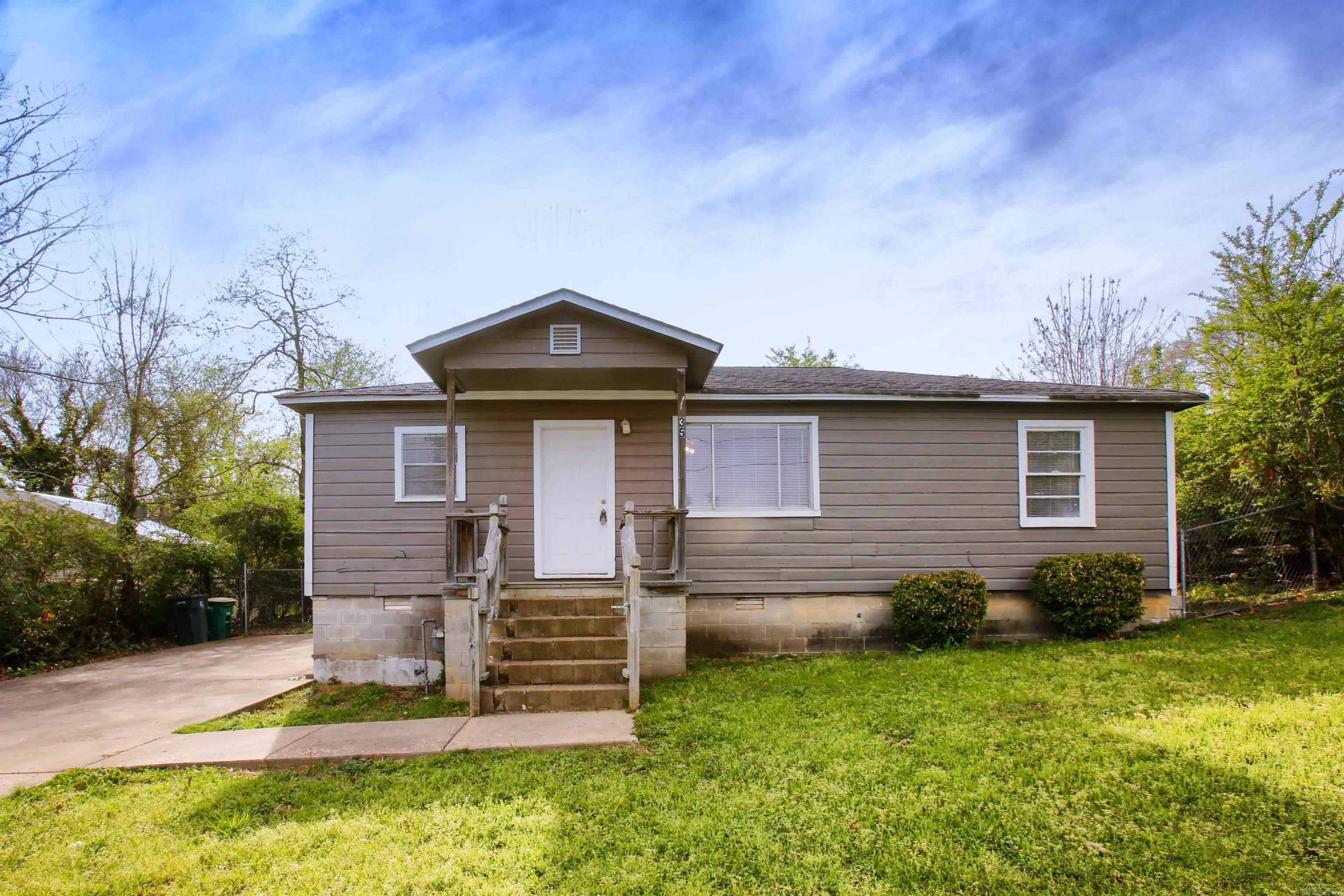 Charming 3BR/1BA in Little Rock off of John Barrow. Beautifully refinished hardwood floors. Small back deck with a large yard. This property is managed by Hoffman Team so beware of scammers - we will never ask you to Cashapp us money. The lease for this property is for 18 months to 2 years with a 3% increase after the first year. Income must be 3x the amount of rent. Deposit, first monthās rent, and the $50 administration fee due before move in. This property does not accept section 8.