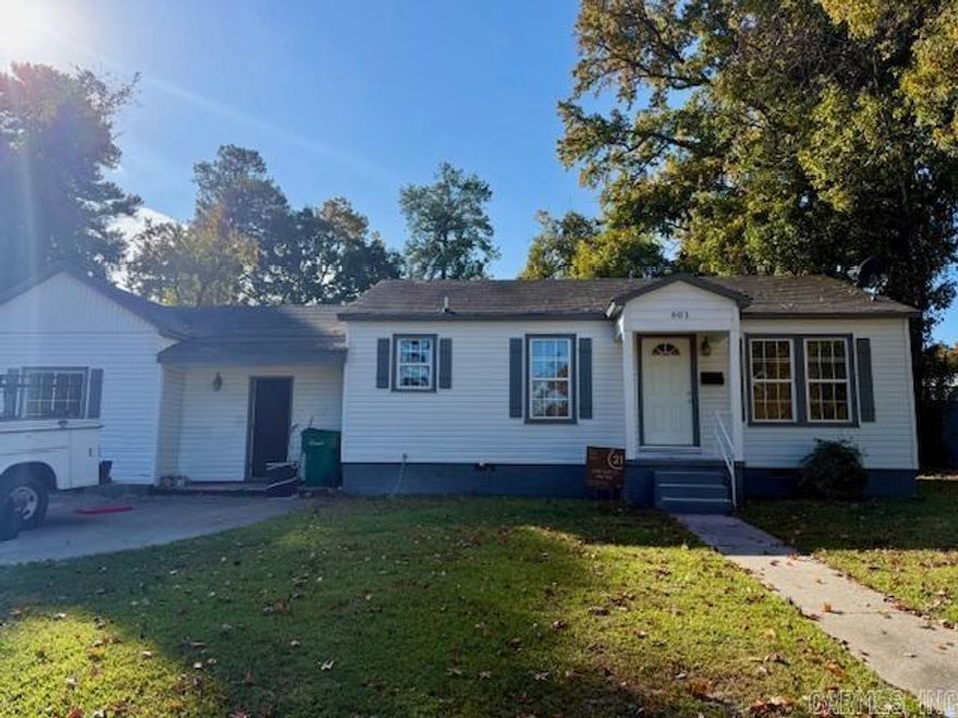 Newly remodeled! Come take a look at this great 3 bed 2 bath, it is sure to please!