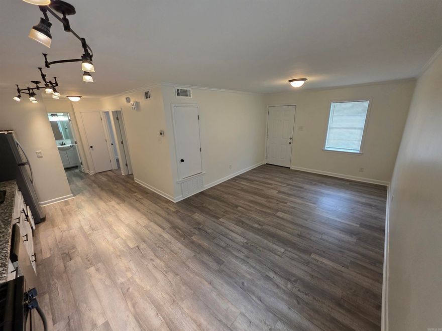 MOVE IN SPECIAL! FIRST MONTH’S RENT FREE! Cute 2BD/1BA located in Benton that is waiting for you to call home. Living room open to dining area perfect for enjoying time with family or friends. Vinyl flooring throughout. Washer/Dryer included but maintenance is tenants responsibility. Walking distance to Tyndall Park and Benton Middle and High school campuses. Close to shopping, dining, and much more minutes away in the Benton square! This property is managed by Hoffman Team so beware of scammers - we will never ask you to Cashapp us money. The lease for this property is for 18 months to 2 years with a 3% increase after the first year. Income must be 3x the amount of rent per month unless you have a housing voucher. Deposit, first month’s rent, and the $50 administration fee due before move in. DISCLAIMER: UNITS DO HAVE COSMETIC DIFFERENCES.