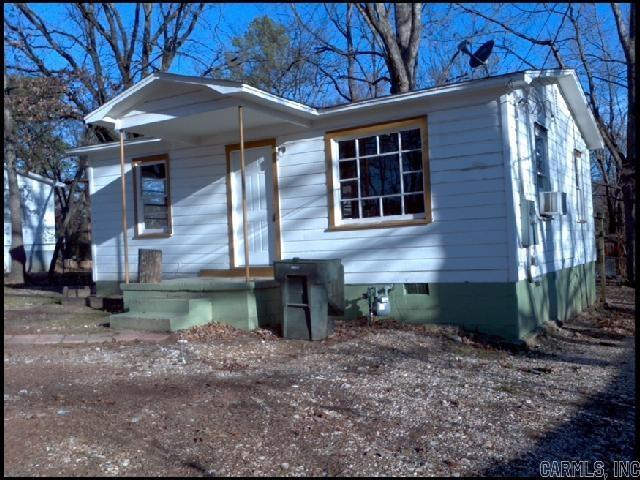 *LITTLE ROCK* QUAINT HOME LOCATED IN THE JOHN BARROW SUBDIVISION!! This 2 Bed And 1 Bath Home Features 672 Sqft! Kitchen Equipped With Electric Range and Refrigerator! Washer And Dryer Hookups! Large Backyard! Pad For Parking! AVAILABLE MID TO LATE JULY 2025!!!