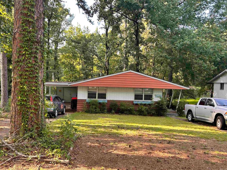 This great property won't last long. Has a great private back yard with 3 beds/ 1 bath.