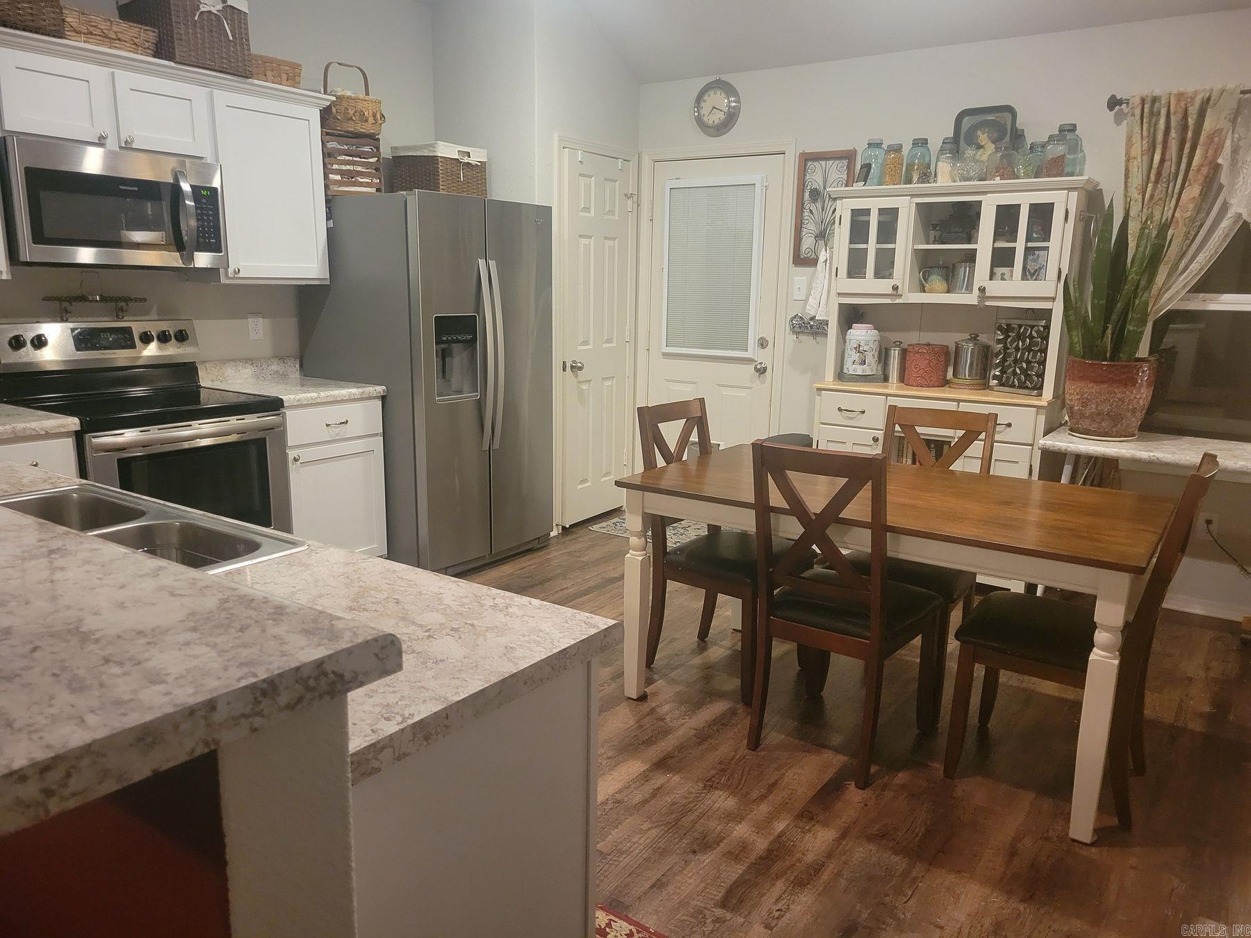 BENJAMIN GROVE - Residential