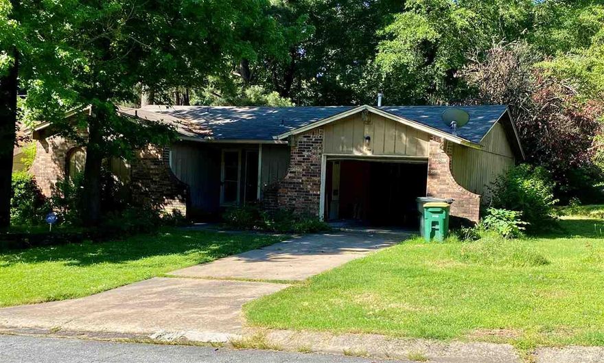 Terrific one level home on a level corner lot. Large family room with a large built in bookcase, and den that opens to dining area. Split bedroom plan with master having privacy and 2 Bedrooms on the other side of house. Roof is 5 years old, HVAC is 4 years old, and water heater is 2 years old. See agent remarks.