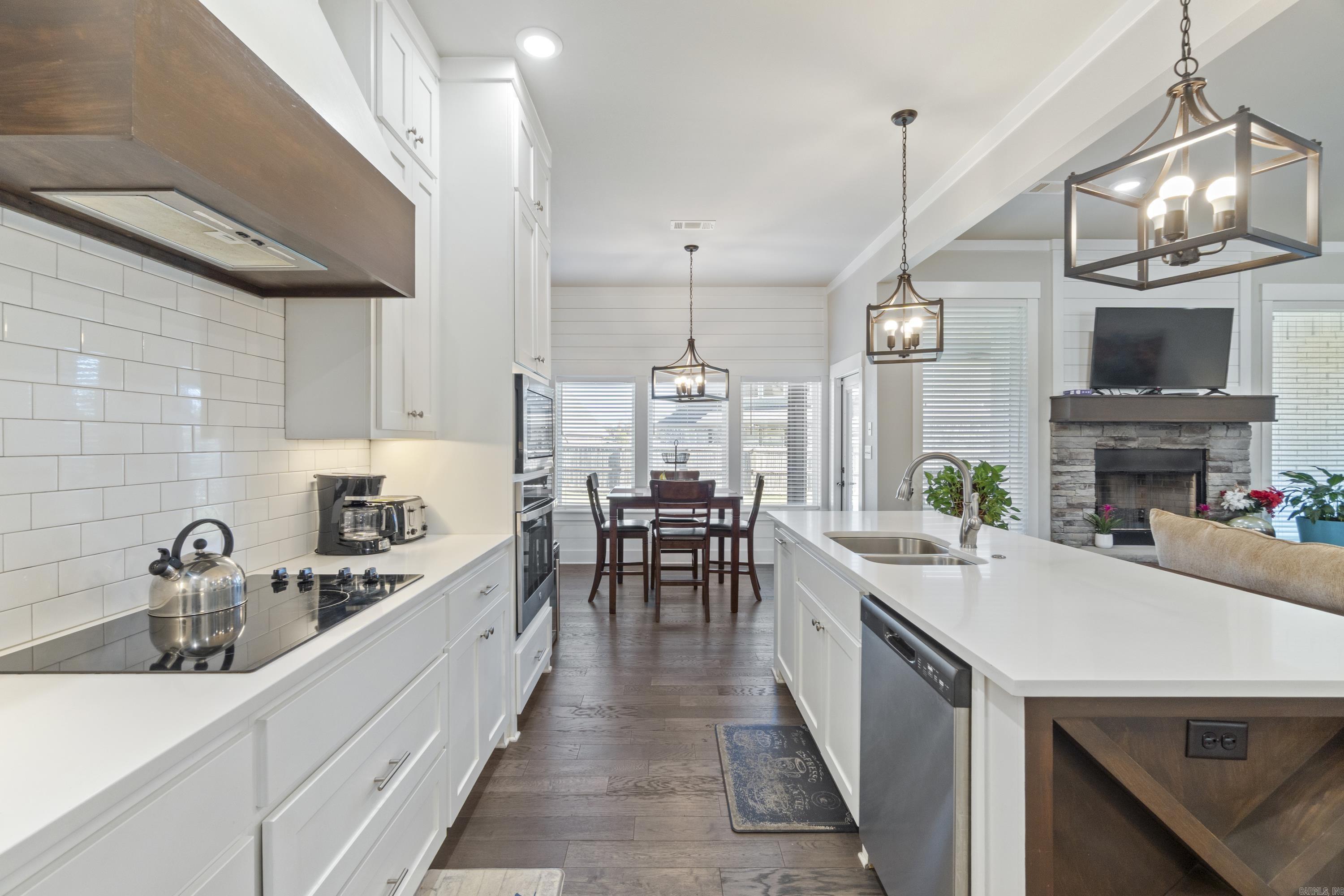 THE WOODS OF HURRICANE LAKE ESTA - Residential