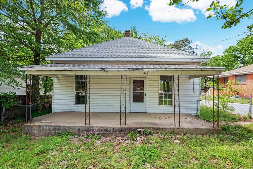 HOME IS ON CORNER;FENCED YARD; NO PETS;WILL SUBMIT EMAIL TO FORWARD A CREDI APPLICATION;PRICE IS $45; 2 BDM WITH 1 BTH;EZ SHOW;ELECTRIC IS ON