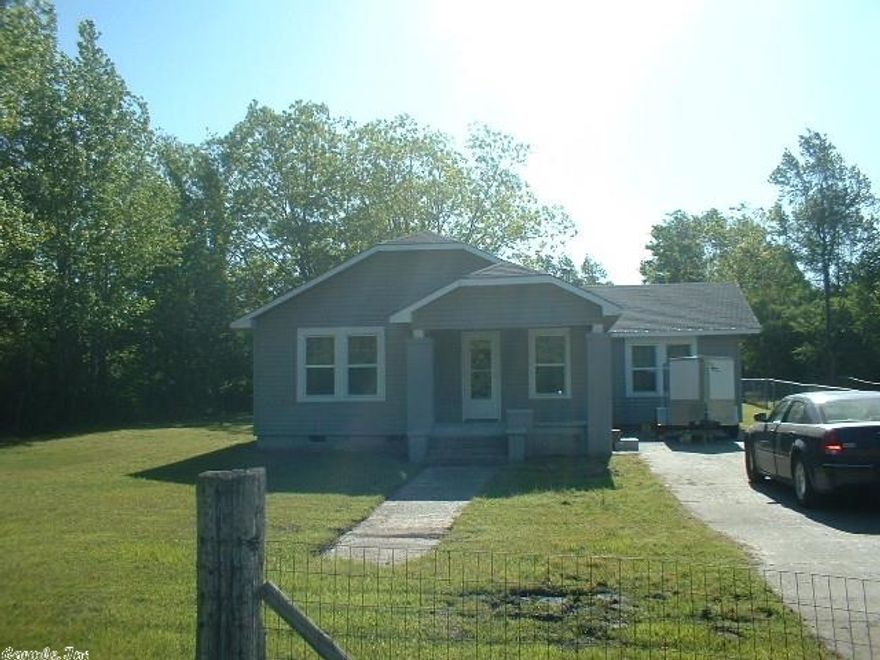 OLD HOME IN GREAT CONDITION 3BR 1BA  ALL NEW PAINT, COUNTER TOPS IN KITCHEN. STOVE ELECTRIC & WASHER & DRYERTO CONVAY, CH & AIR, WATER HEATER 1 YEAR OLD. NEW WINDOWS & SIDEING. GOOD STARTER HOME PRICED TO SELL.