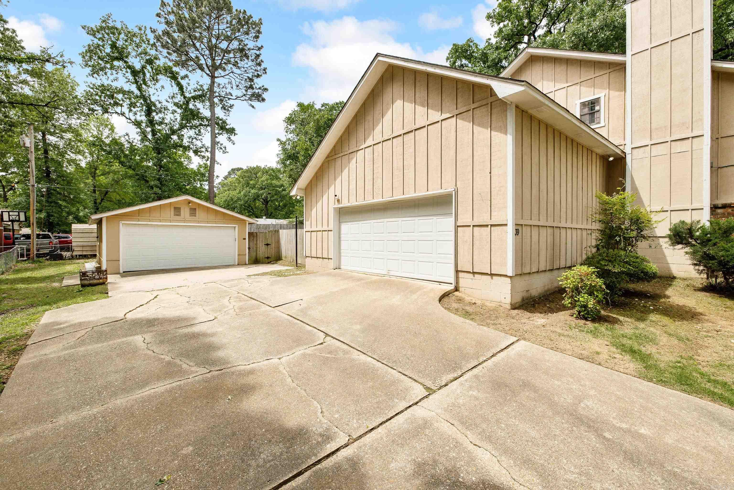 TWIN OAKS - Residential