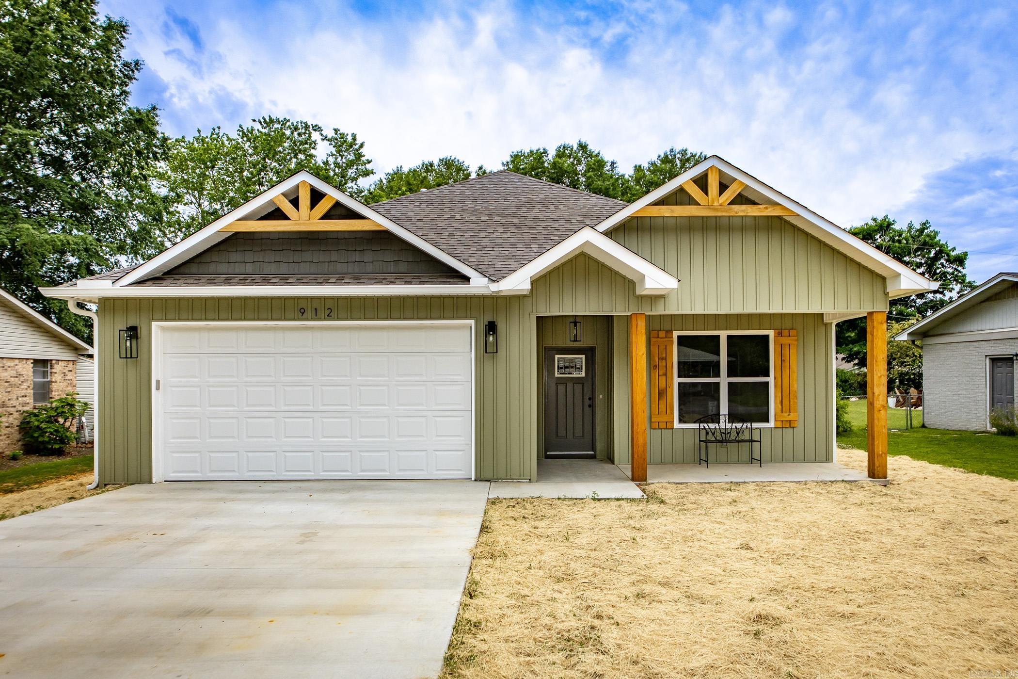 Newly constructed 3 bedroom, 3 bath. Open floor plan with cathedral ceilings, granite countertops, waterproof Pergo flooring, nickel gap wall with fireplace and on bar. Pantry in laundry room, instant hot water, lots of ceiling fans, covered back patio. Great for retirement or full time living with children. Just a block from Heber Springs Schools and walking distance to Sandy Beach and Greers Ferry Lake.