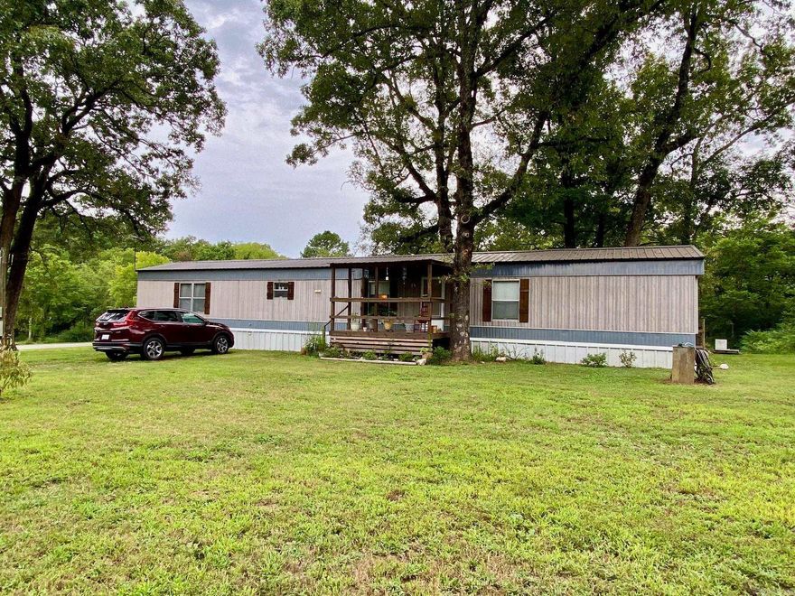 Lots of possibilities waiting for you with this 3 bedroom, 2 bathroom home on 1.7+/-acres in Royal. Split floor plan and open living/dining/kitchen. Clean, Quiet, and peaceful setting. 10 minutes from Lake Ouachita and 10 minutes to Lake Hamilton. Perfect weekender or residence in Lake Hamilton School District.