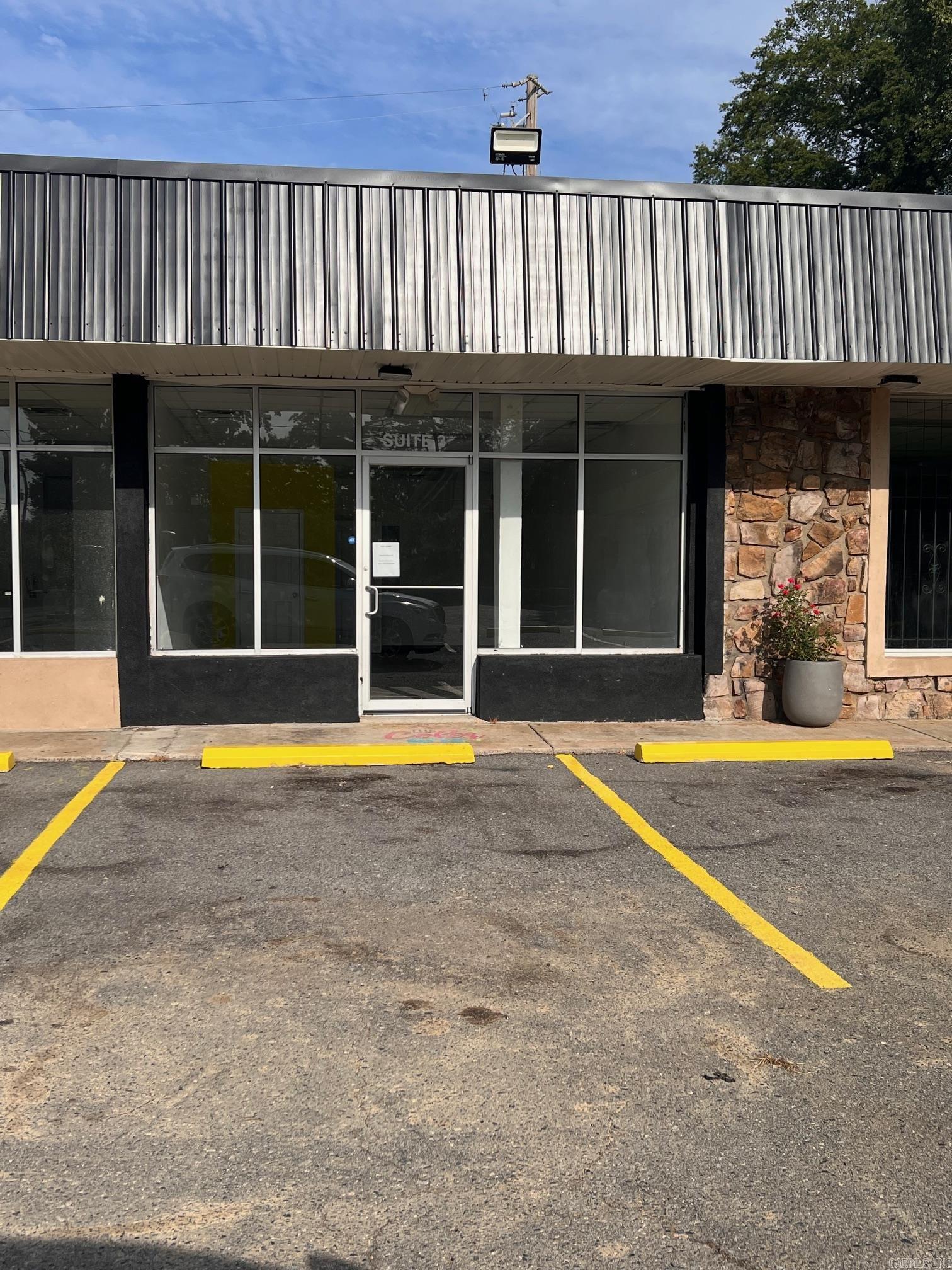 A great opportunity for any business seeking a nice Commercial rental location in a very high trafficked area of Little Rock. A great location for hair or nail salon, Coffee Shop, Boutique, or Convenience Store. The unit is a blank space for you to do a build out if desired. Must see to visualize the potential. Schedule your showing to see if this location is a perfect fit for your business.