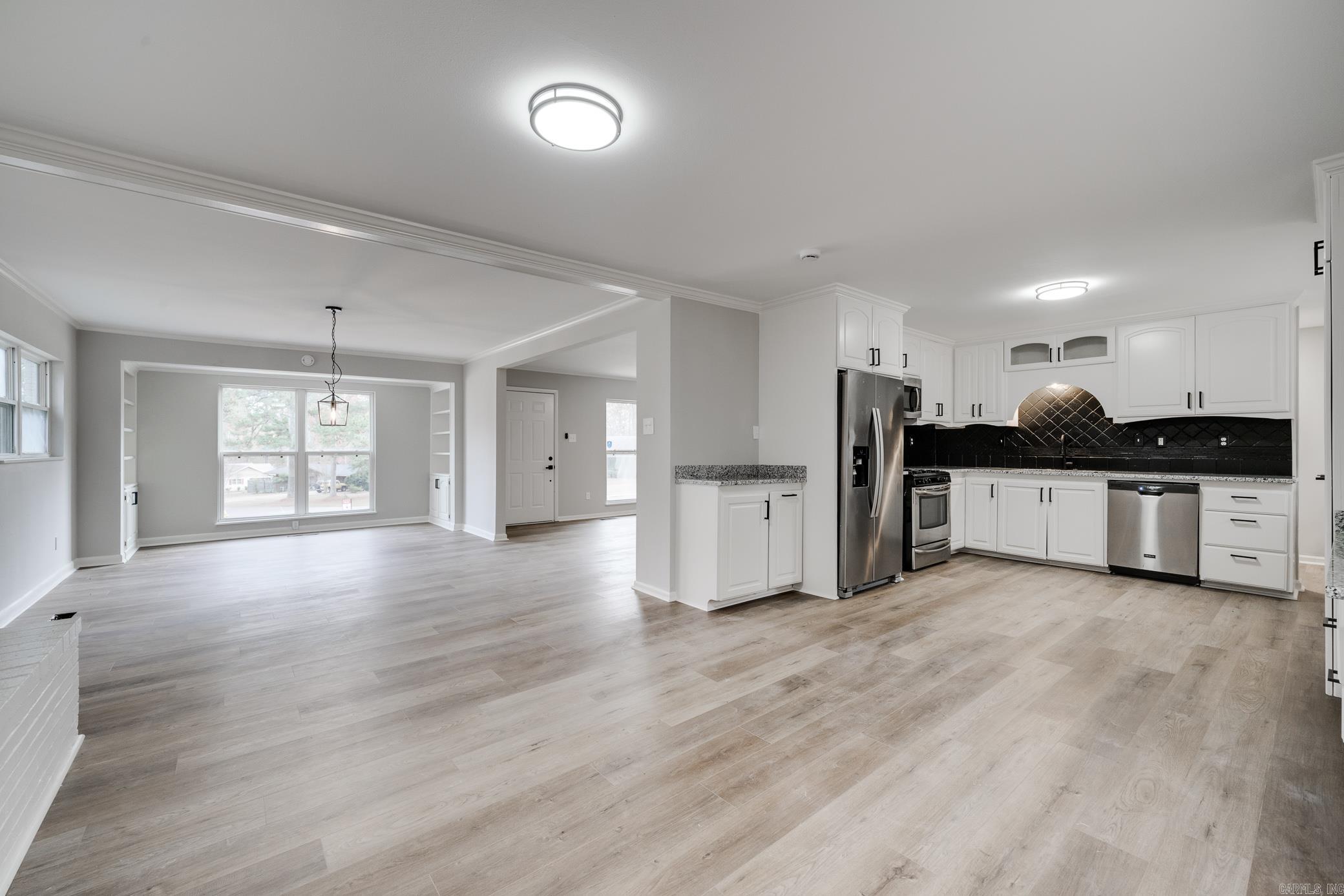 BEAUTIFUL LAKEVIEW - Residential