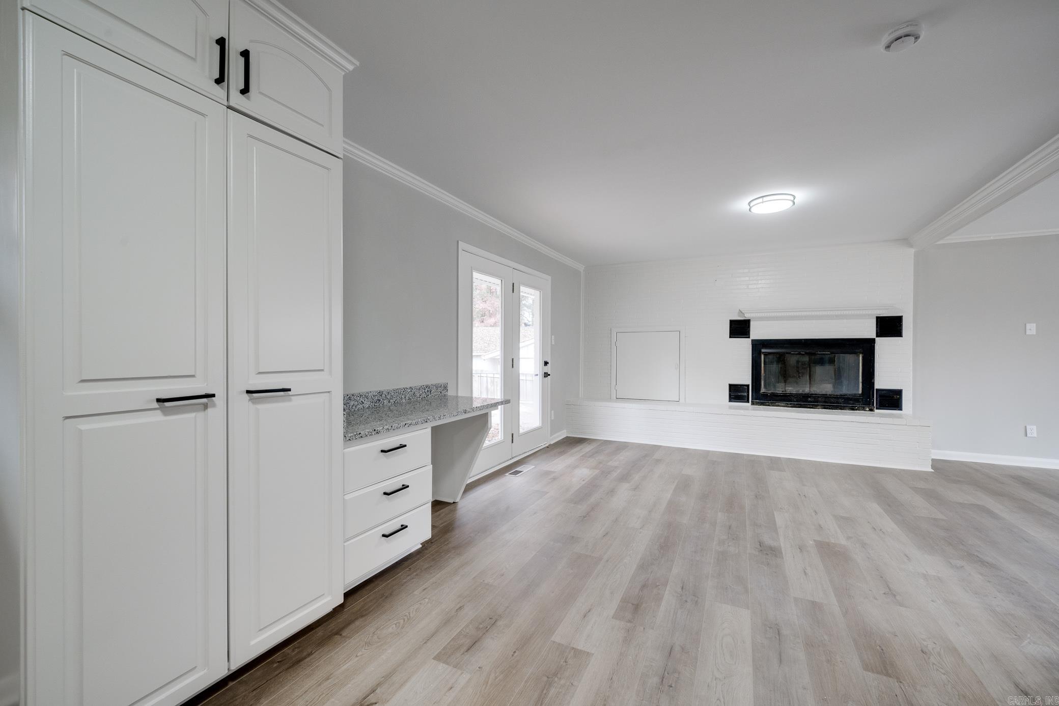 BEAUTIFUL LAKEVIEW - Residential