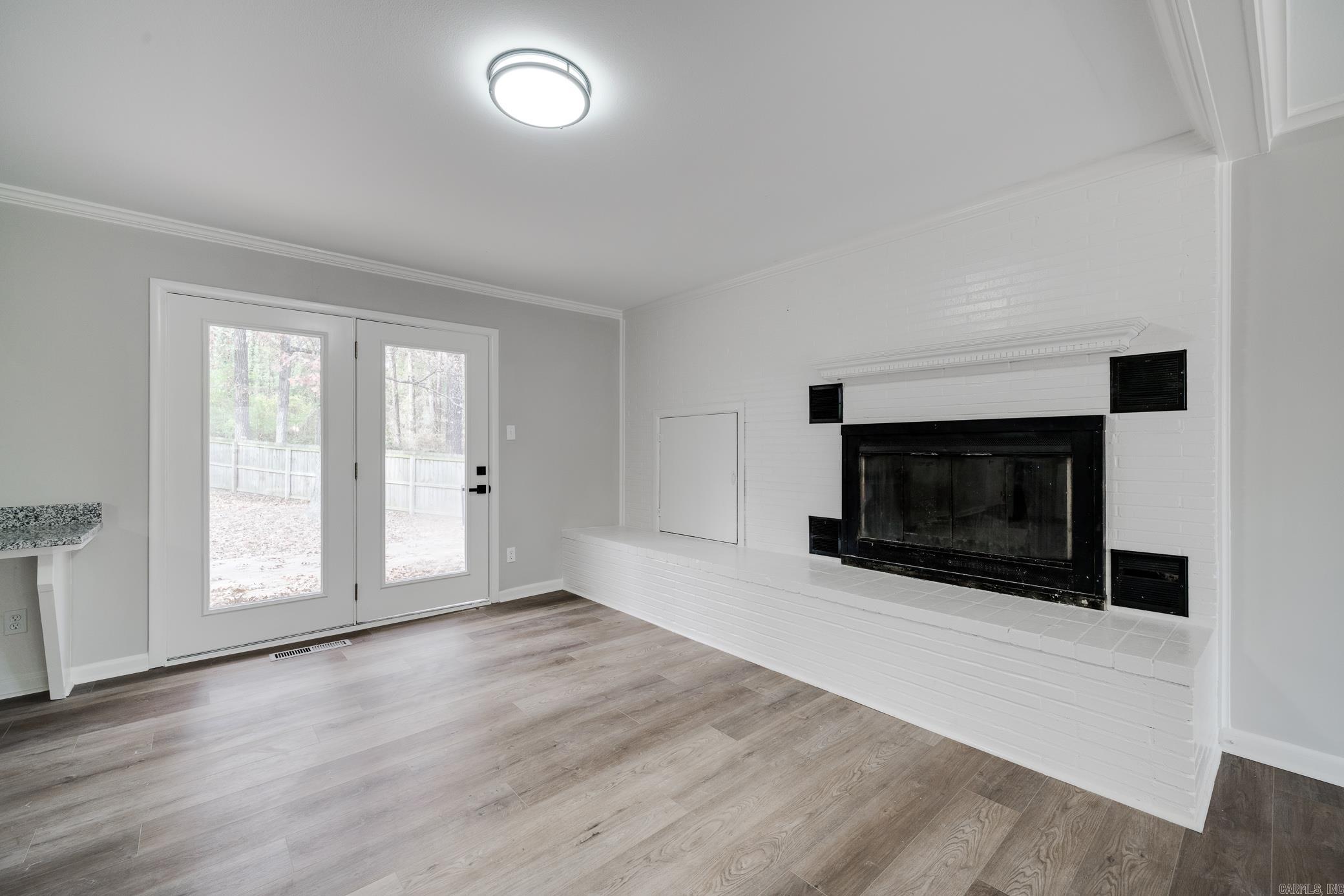 BEAUTIFUL LAKEVIEW - Residential