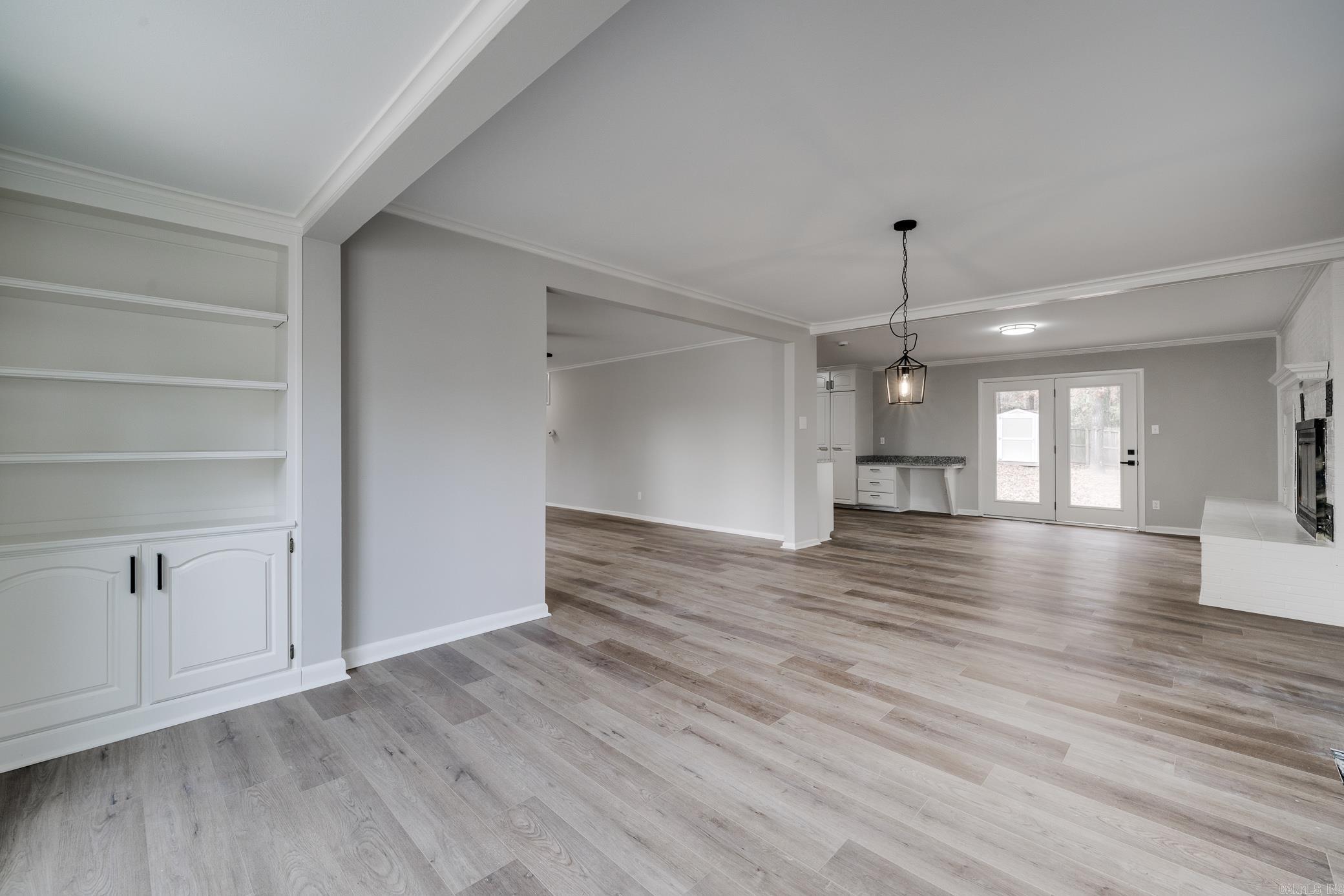 BEAUTIFUL LAKEVIEW - Residential