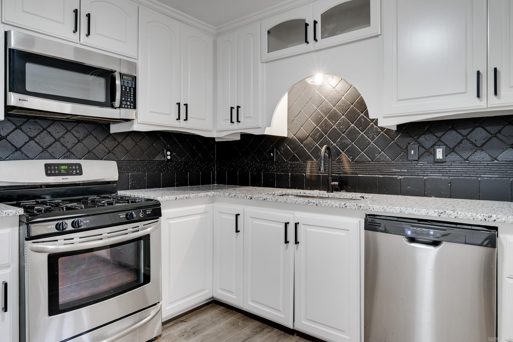 BEAUTIFUL LAKEVIEW - Residential