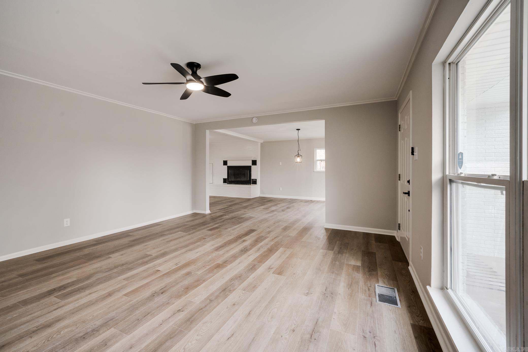 BEAUTIFUL LAKEVIEW - Residential