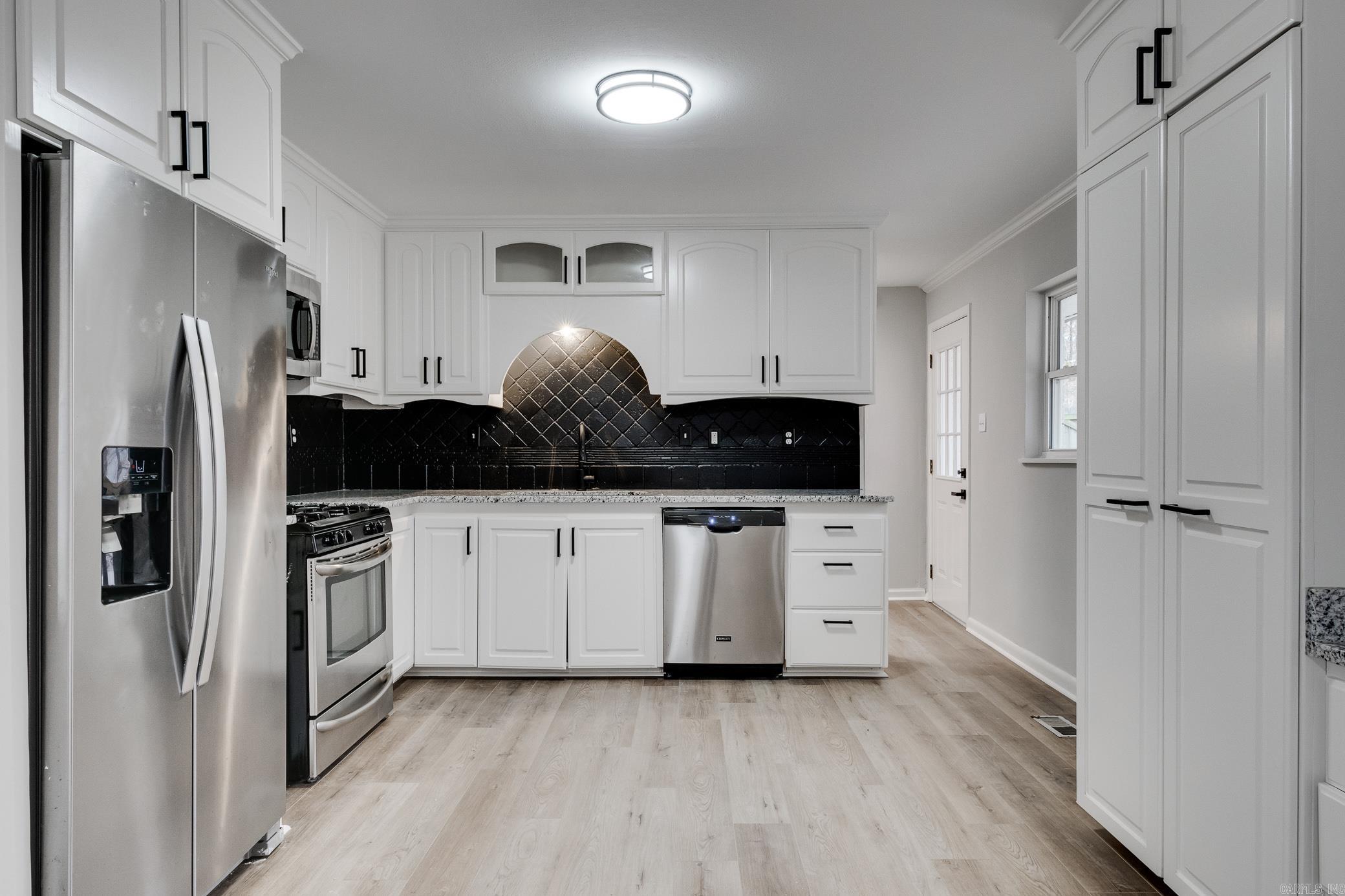 BEAUTIFUL LAKEVIEW - Residential