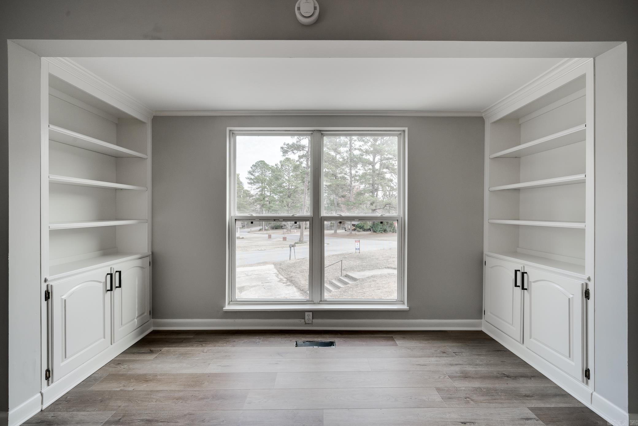 BEAUTIFUL LAKEVIEW - Residential