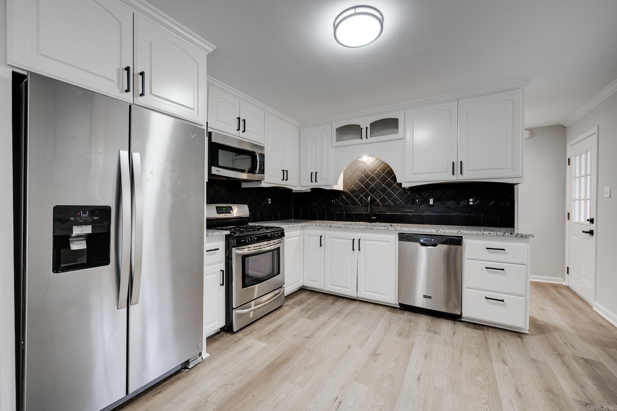 BEAUTIFUL LAKEVIEW - Residential