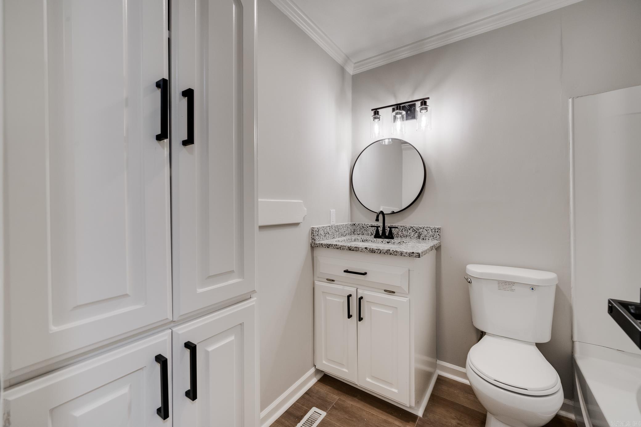 BEAUTIFUL LAKEVIEW - Residential