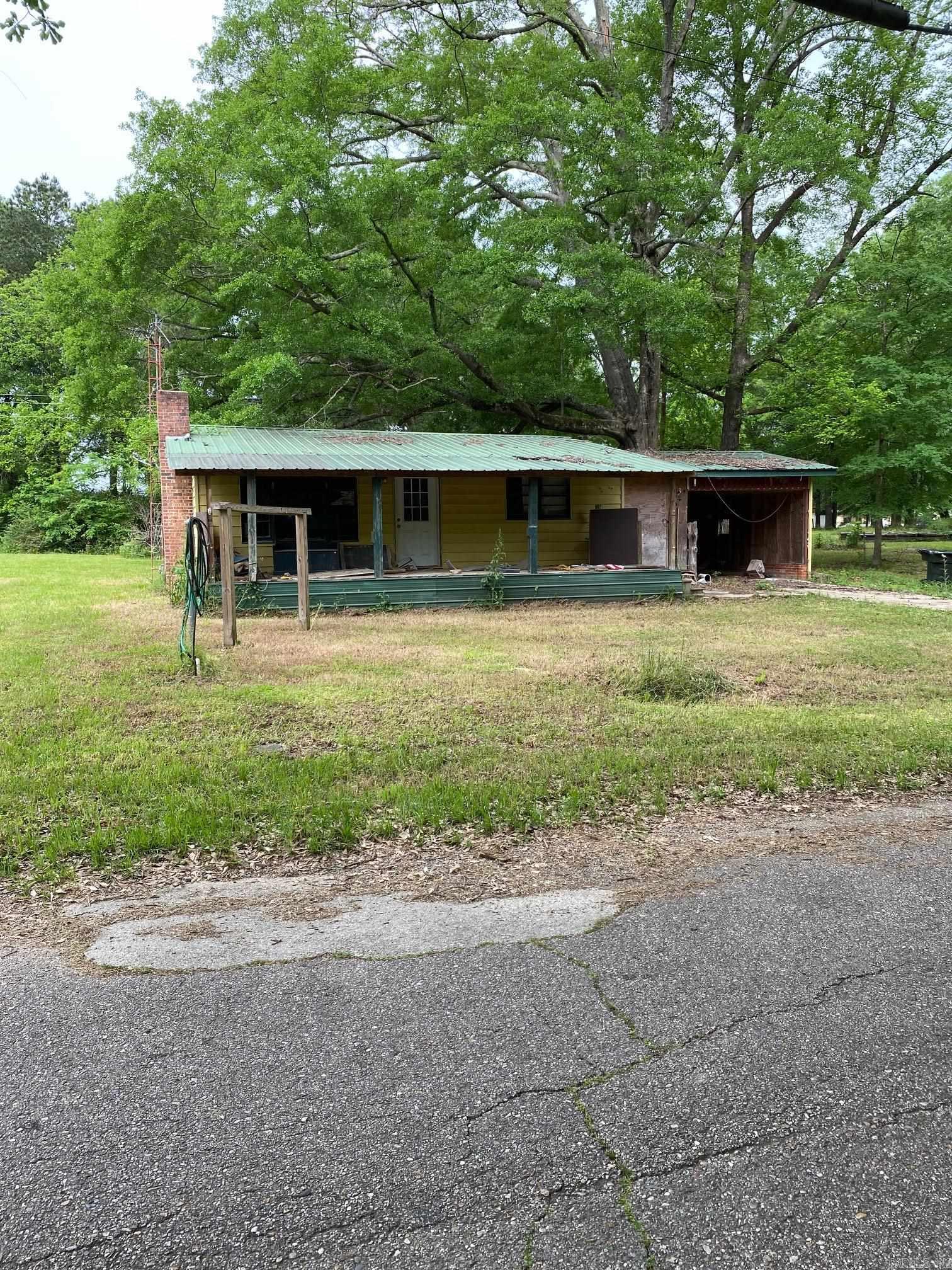 **Price Reduced** Calling all renovators and bargain hunters, don't miss out on this diamond in the rough! Bring your vision and transform this property into a stunning masterpiece that will shine in the neighborhood. Exterior walls are aluminum.