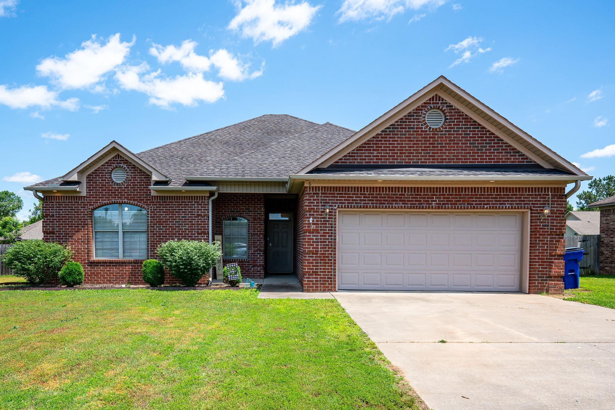 Looking for a spacious 4 bedroom in the heart of Greenbrier! Look no further!! Come see this beautiful home today before it's gone!