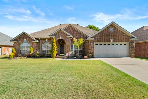Photo of 323 Circle Cir, Maumelle, AR 72113 (MLS # 26042559)
