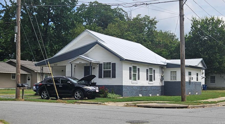 Excellent CAP rate. Offered as a package deal with 916 N Poplar (MLS# 24033920). See MLS # 24032813. Showings will not be scheduled until at least 24 hours after an offer is accepted. Buyers' agents, see private remarks before writing an offer.