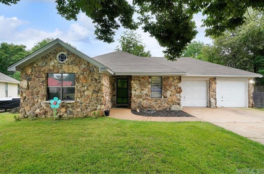 Charming 2-bed, 2-bath home near downtown Jonesboro. Features a spacious living room with vaulted ceiling, fenced backyard, and a 2-car garage. Ideal for convenient city living with a touch of suburban comfort. Just minutes away from Downtown's restaurants and local shops. Don't miss out on this perfect blend of style and practicality!Call now to schedule your private tour!