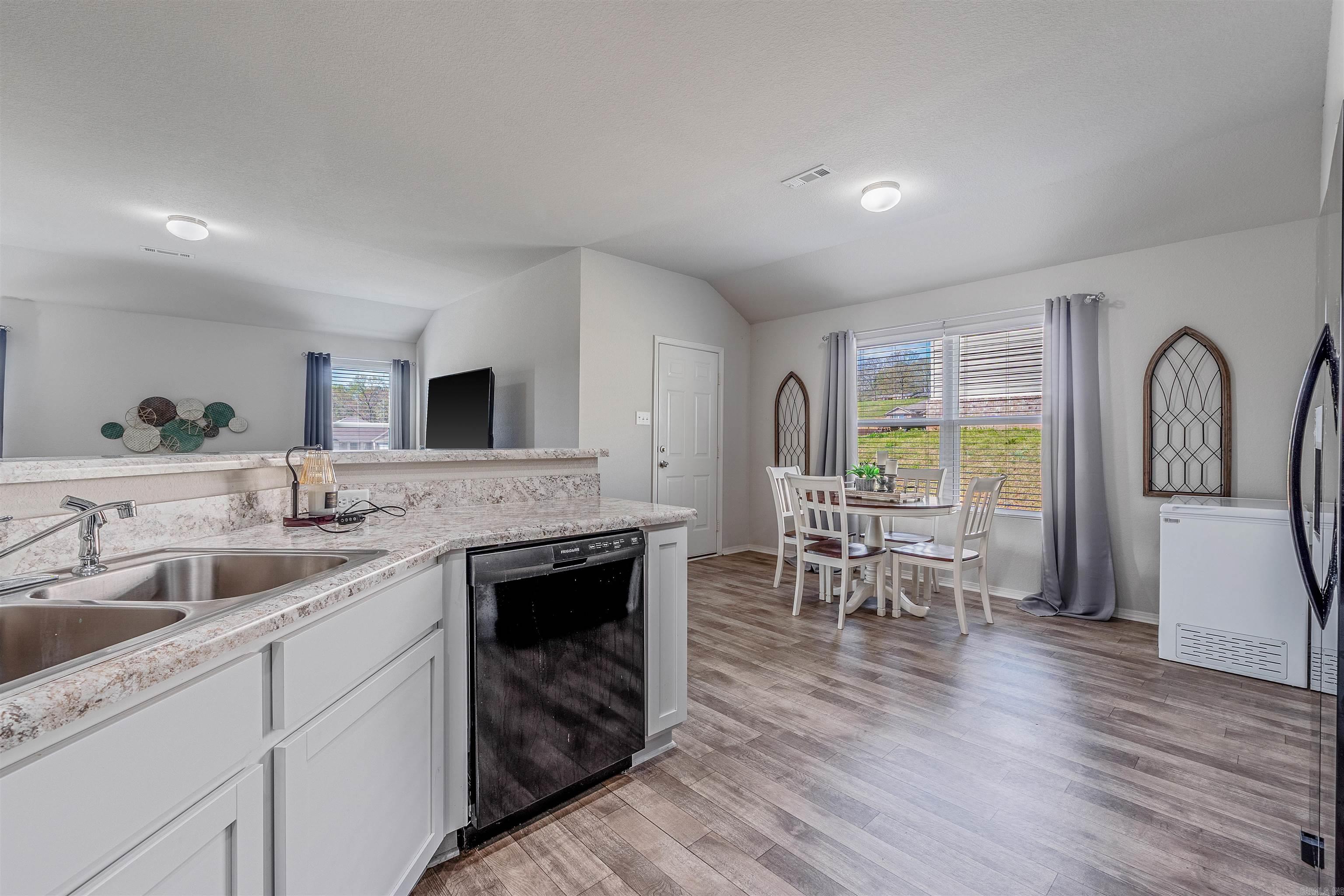 OAKLAND GROVE ESTATES - Residential