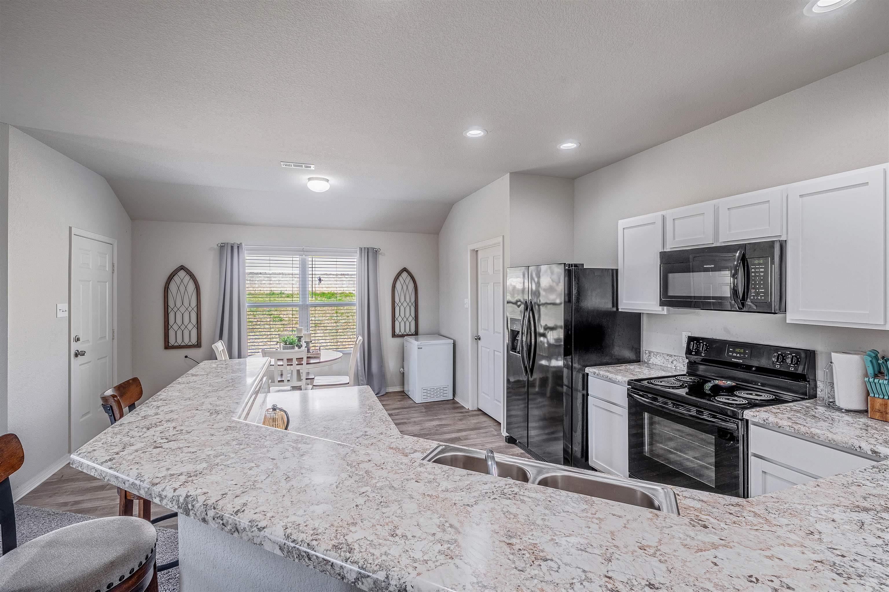 OAKLAND GROVE ESTATES - Residential