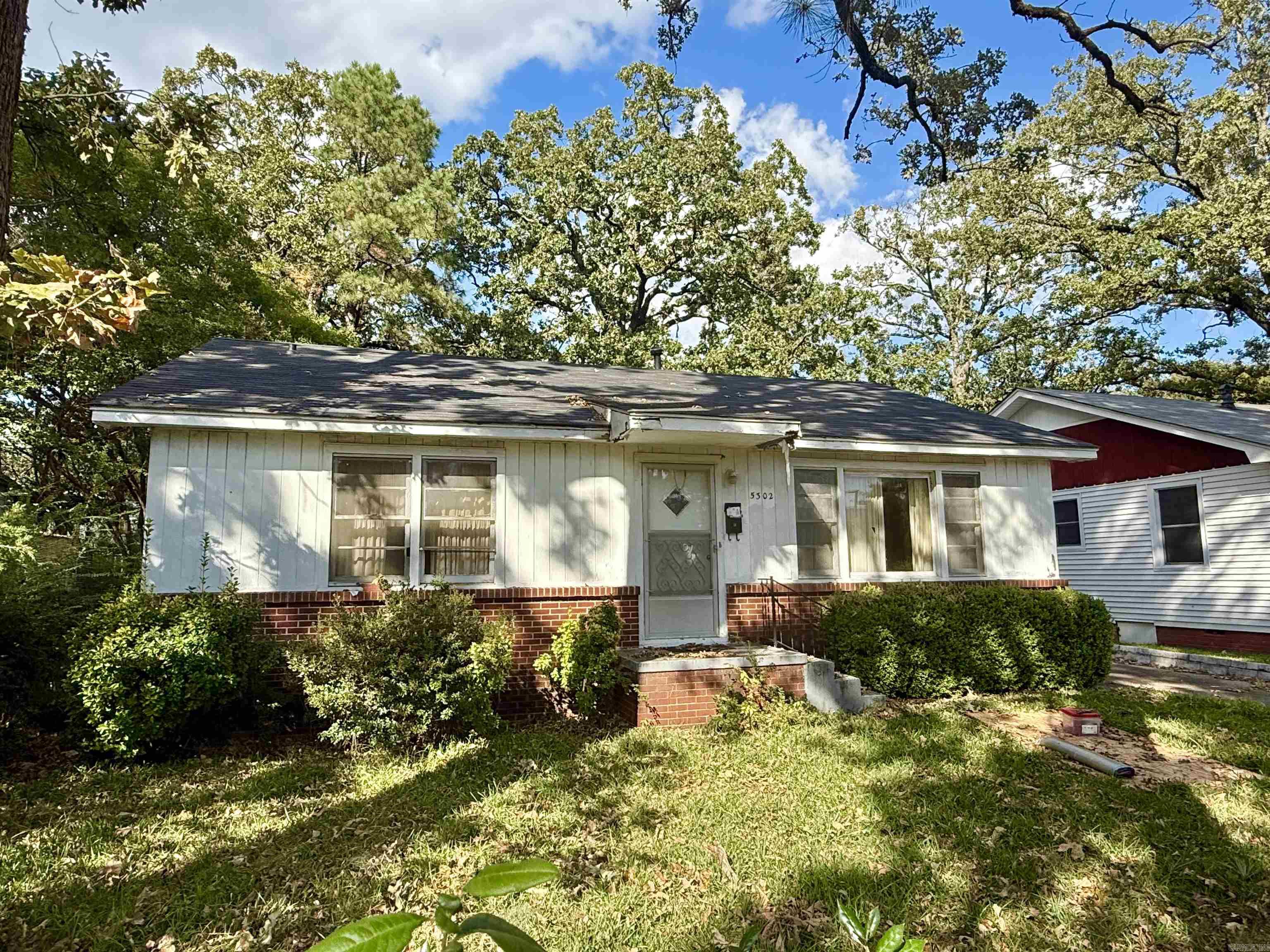 Eclectic 1950s 3-Bedroom Near UAMS ā so much potential!! Brand new roof! Located just minutes from UAMS & Midtown, this classic 1950's home offers original charm with hardwood floors, 3 beds, 1 bath, and alley access in the back! Whether you're looking for a great investment, rental opportunity, or your next renovation project, this home has endless possibilities in a prime central location. Selling As-Is!