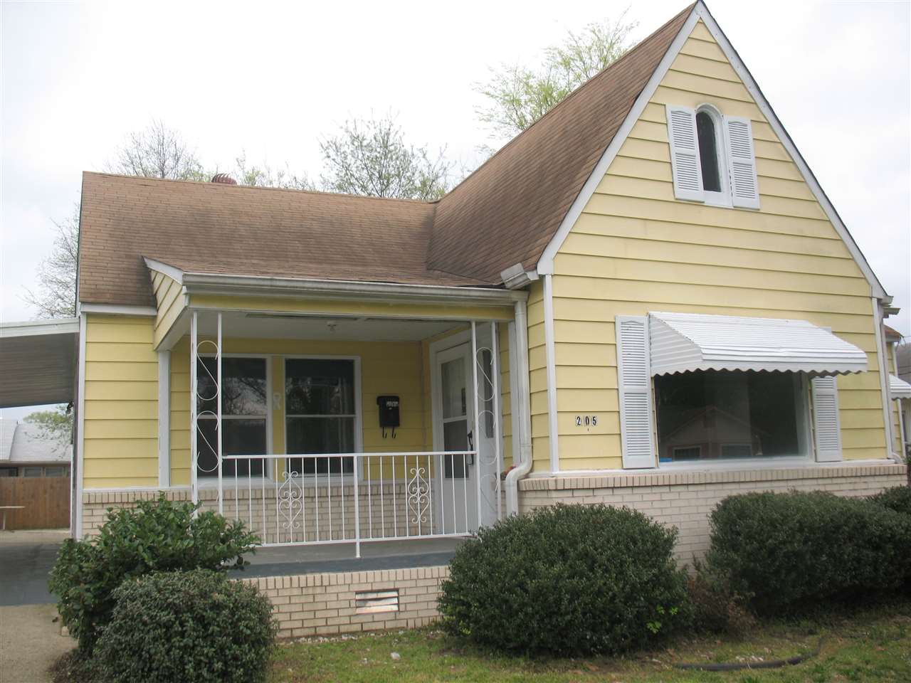 Great home ready for new owners, close to shopping, hospitals, and schools. Good for first home buyers.