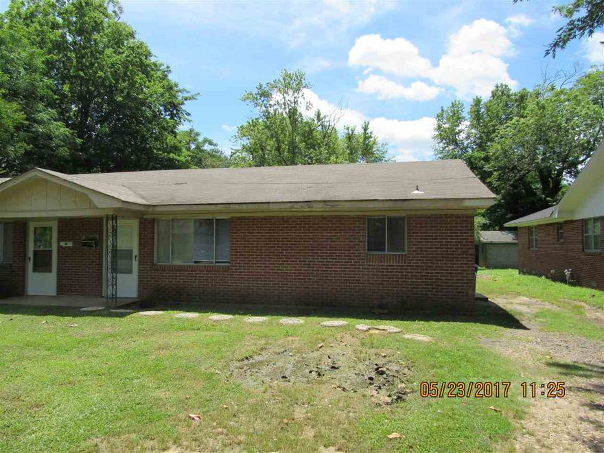 Spacious 2 bedroom 1 bath duplex, all kitchen appliances including refrigerator, large eat in kitchen, large family room & bedrooms. Sorry, no pets allowed.