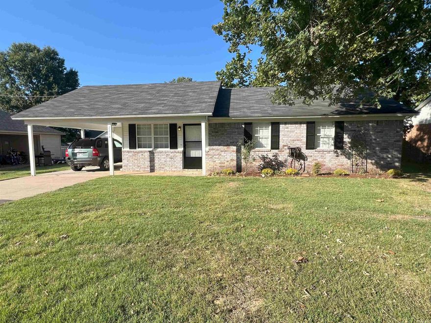 This is the perfect starter home that has been updated throughout. It has new flooring, paint, cabinets, fixtures, and the list goes on. Within walking distance to Searcy High School and one street in front of Valley Elms Subdivision.