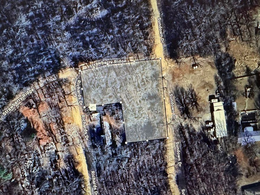 Nice level 3 lots with electric and water already on property. City Sewer is available. Newer manufactured allowed.