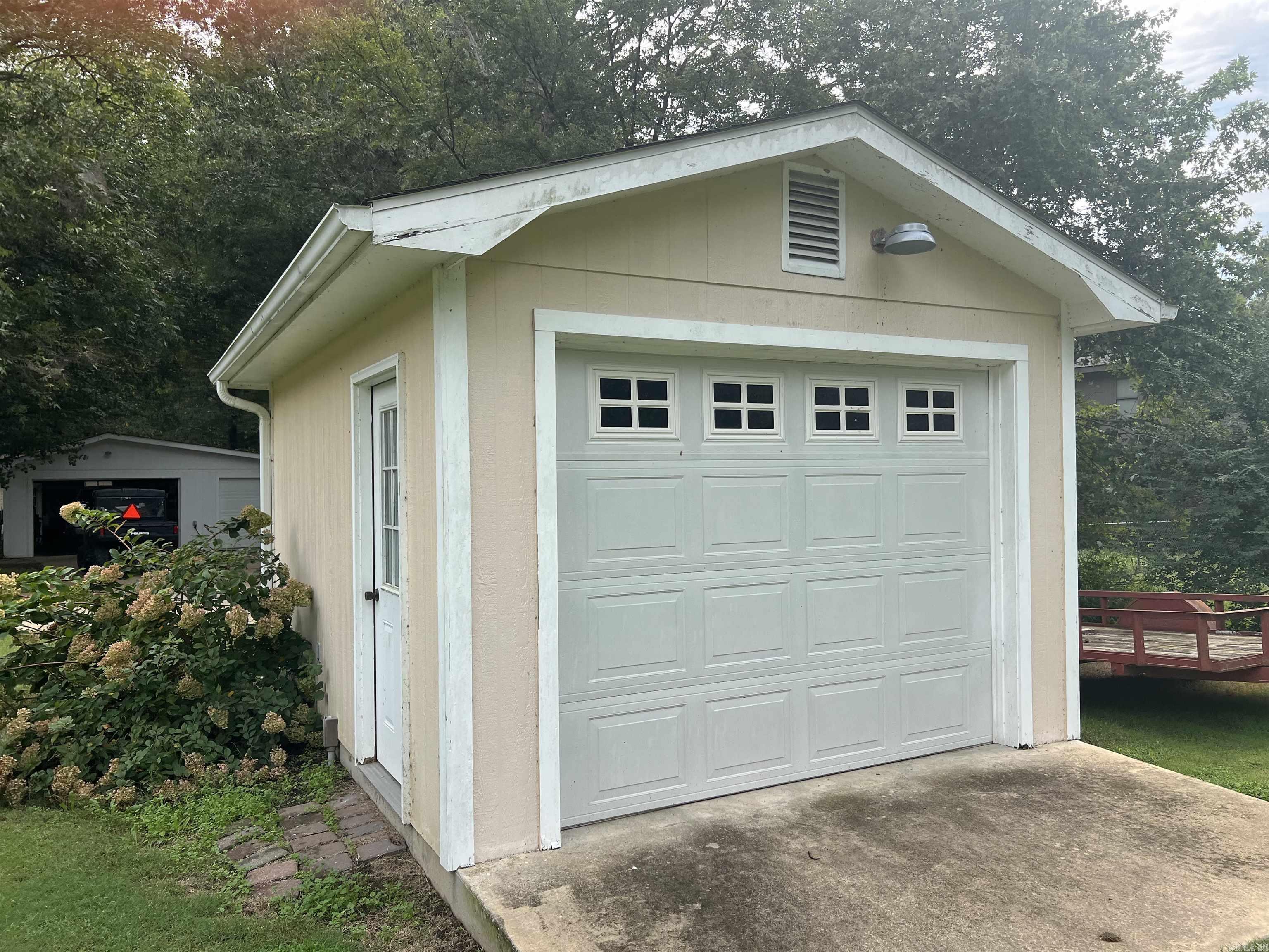 COUNTRY CLUB ESTATES - Residential