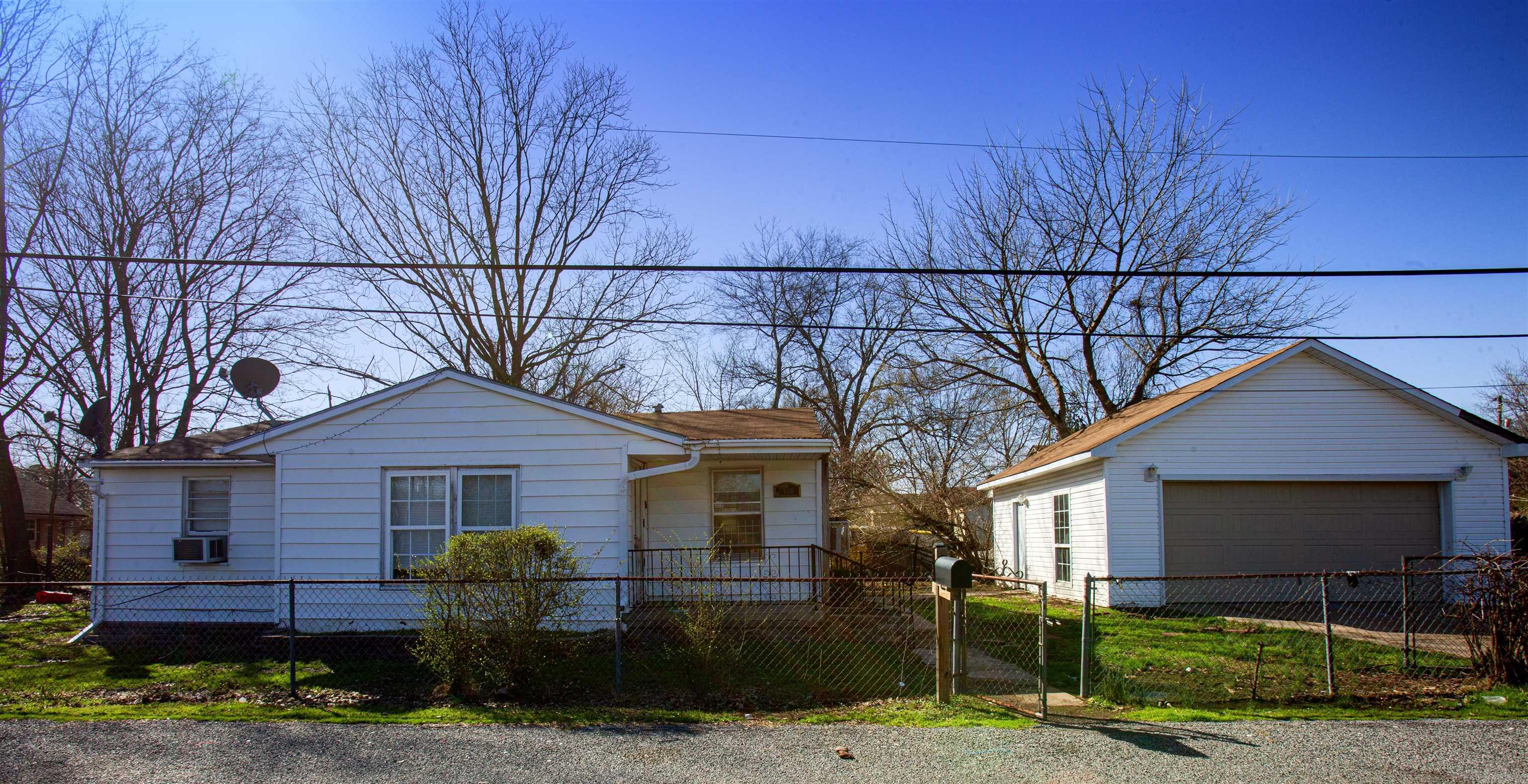 MOVE IN SPECIAL! HALF OFF FIRST MONTH’S RENT! 2BD/1BA home located in Sweet Home, 5 min from I-530. This property does not accept section 8.