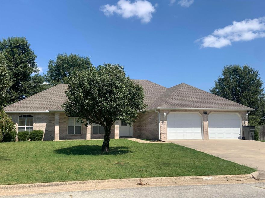 Excellent 3 br, 2.5 ba's, Brick.  Greatroom w/vaulted ceiling, built in entertainment center, Kitchen w/maple finish cabinets,, island and breakfast bar,  all stainless appliances including, refrigerator, washer & dryer. open dining room with bay type window,  Primary BR w/coiffured ceiling, Primary bath w/2 walk-in closets, double sink vanity, whirlpool tub and sep. shower.  Covered patio , gazebo and separate shop building w/electric, Privacy fenced back yard.