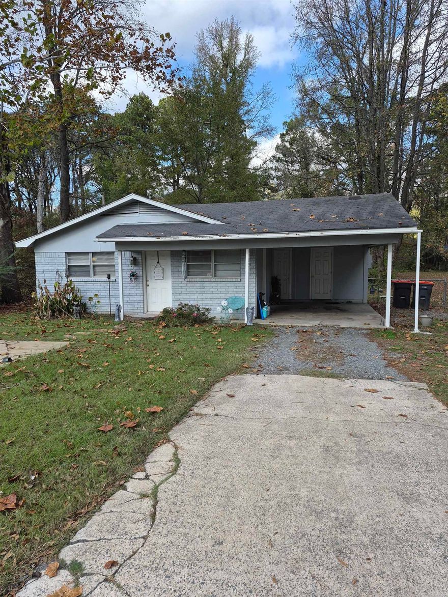 Attention investors this home is ready and waiting with a current tenant!  Call for an appointment today!  Agents see remarks.