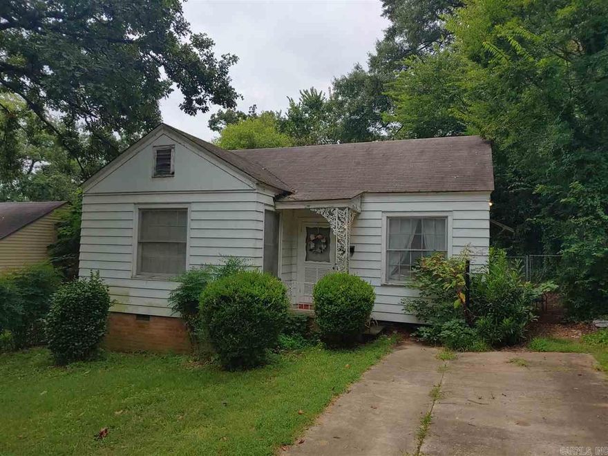 All information available at DeatonGroupRealty.com/rentals, including self-showing instructions. Do not call agent. Go to DeatonGroupRealty.com/rentals for all info. Welcome home to 304 Walnut in Little Rock's Hillcrest Neighborhood. This 2 bedroom, 1 bath home is move in ready and features wood flooring throughout. Good size living room, plus dining room. Enjoy the convenience of this location to UAMS, shopping, dining, entertainment, etc. Good size, fenced in backyard. Cats & dogs allowed w/ pet deposit.