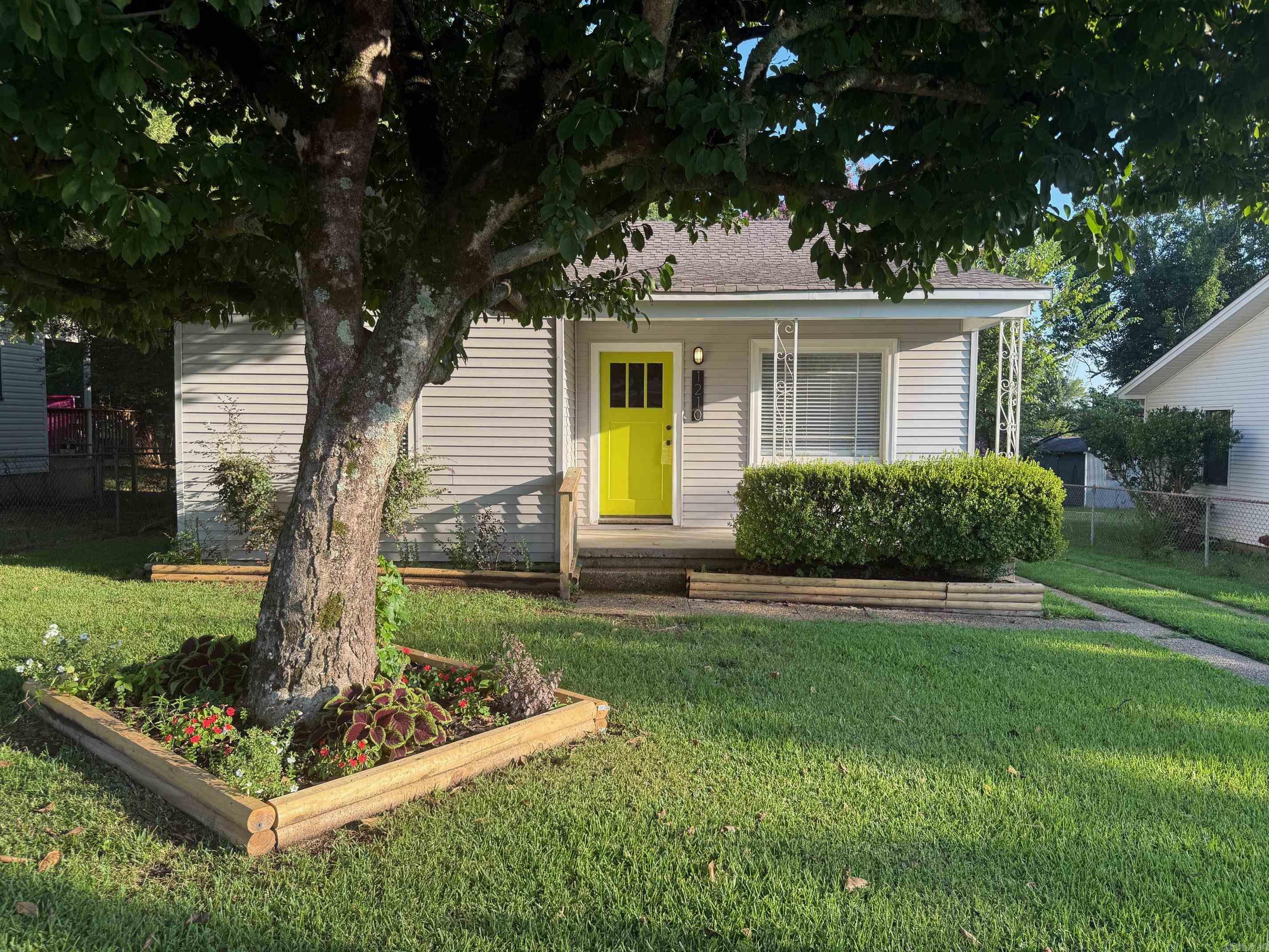 Welcome to 1210 Thelma St, a charming 2-bedroom, 1-bathroom home located in the heart of Benton, AR. This delightful property boasts a no-carpet policy, perfect for those who prefer easy-to-clean and allergen-free flooring. The covered back porch is a standout feature, offering a cozy outdoor space for relaxation or entertaining, regardless of the weather. The home's aesthetic is best described as 'super cute', with a warm and inviting atmosphere that is sure to make you feel right at home. Experience the perfect blend of comfort and convenience at 1210 Thelma St. Two small pet's max.