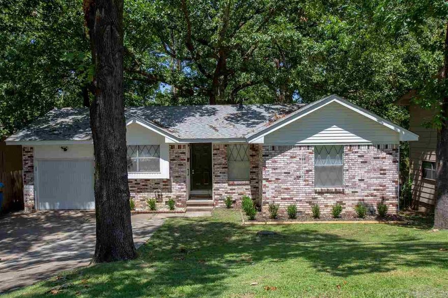 Newly Renovated 3bd/1.5 ba home in Little Rock ! Brand new kitchen ,and flooring throughout the house. Big yard space both front and back yard !   Move in ready !